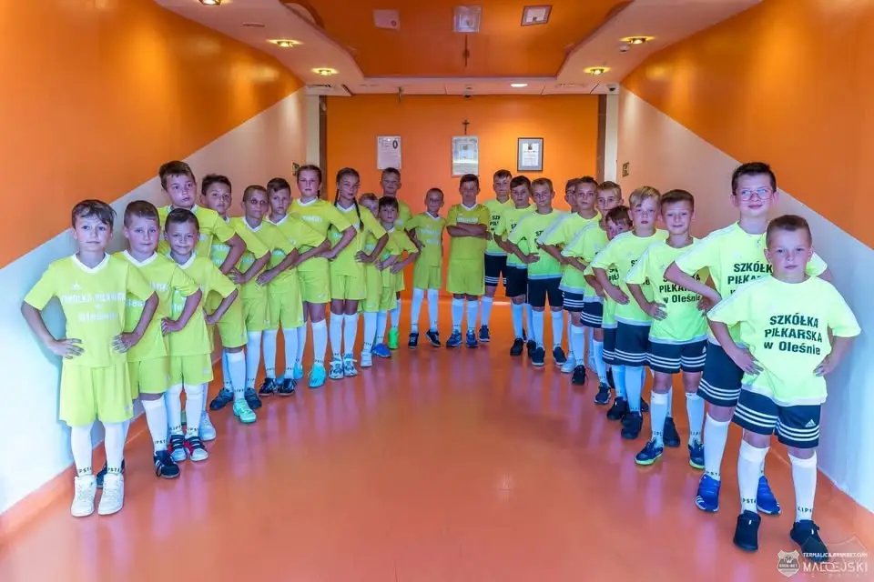 Wakacyjny finał sezonu szkółki piłkarskiej w Oleśnie – sport, zabawa i bezpieczeństwo
