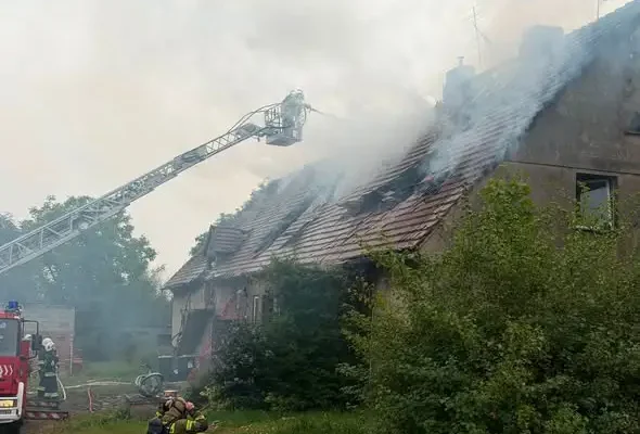 Pożar poddasza w Gorzowie Śląskim – strażacy walczyli z ogniem przez wiele godzin