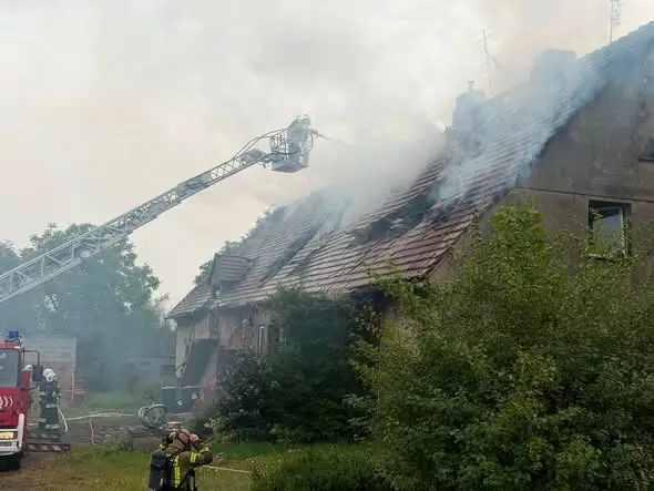 Pożar poddasza w Gorzowie Śląskim – strażacy walczyli z ogniem przez wiele godzin