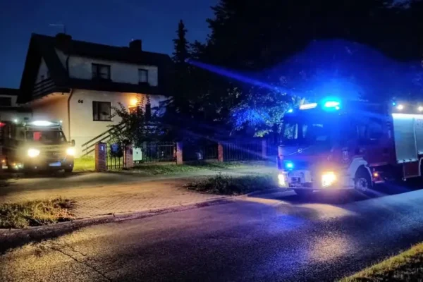 Pomoc OSP Praszka przy znoszeniu pacjenta – interwencja o świcie