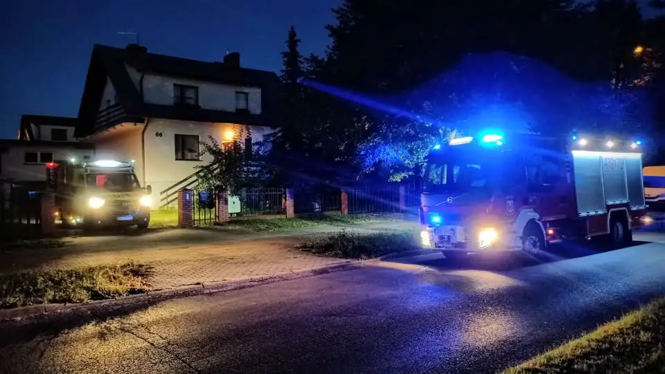 Pomoc OSP Praszka przy znoszeniu pacjenta – interwencja o świcie