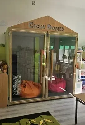 Nowa kabina akustyczna „Cichy Domek” w szkole w Rudnikach – wsparcie dla przedszkolaków