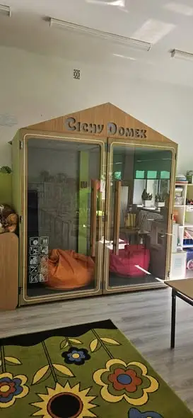 Nowa kabina akustyczna „Cichy Domek” w szkole w Rudnikach – wsparcie dla przedszkolaków