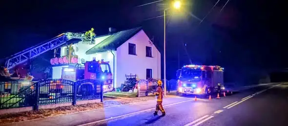 Kot uwięziony w dachu domu w Praszce – interwencja strażaków