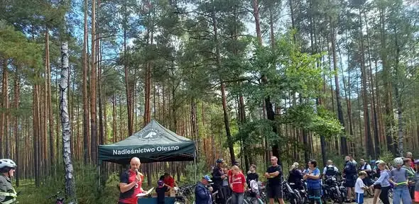 Leśnicy z Olesna edukowali uczestników rajdu rowerowego