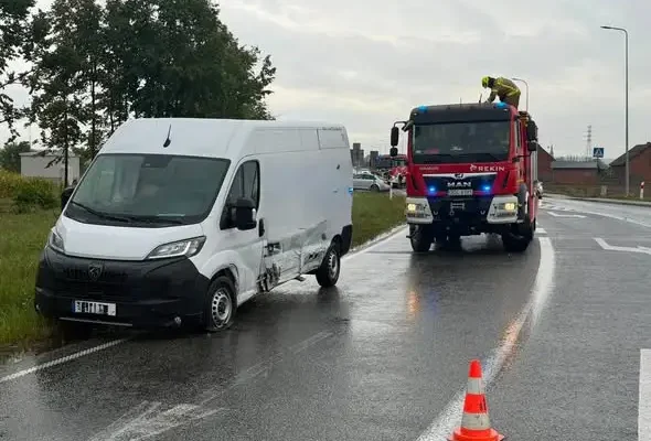 Kolizja dwóch pojazdów w Gorzowie Śląskim – droga zablokowana
