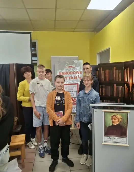 Narodowe Czytanie „Dziadów” w Praszce z udziałem uczniów