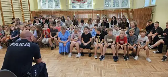 Policjant w Rudnikach: lekcja bezpieczeństwa dla uczniów klas 1–8