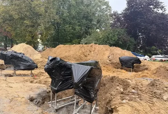 Gorzów Śląski stawia na świnki – nowy symbol miasta na remontowanym rynku
