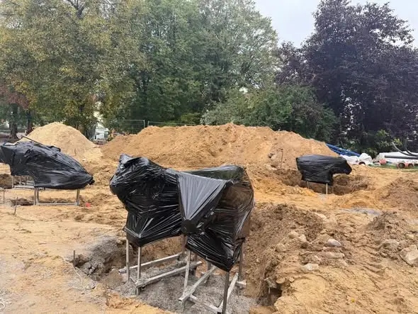 Gorzów Śląski stawia na świnki – nowy symbol miasta na remontowanym rynku