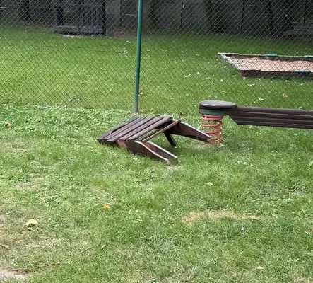 Zniszczony plac zabaw na terenie szkoły. Dyrekcja apeluje do sprawców