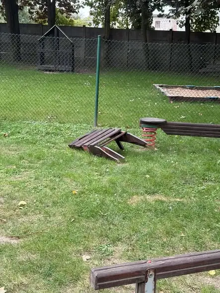 Zniszczony plac zabaw na terenie szkoły. Dyrekcja apeluje do sprawców
