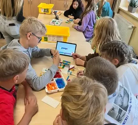 Robociaki zawitały do Szkoły Podstawowej nr 2 w Praszce – uczniowie klas 1–3 próbowali swoich sił w konstruowaniu