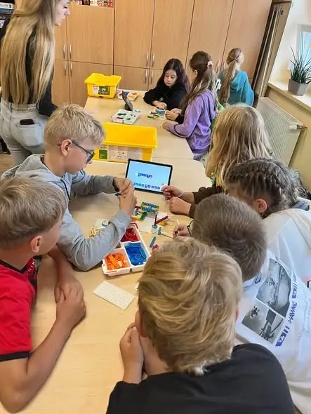 Robociaki zawitały do Szkoły Podstawowej nr 2 w Praszce – uczniowie klas 1–3 próbowali swoich sił w konstruowaniu