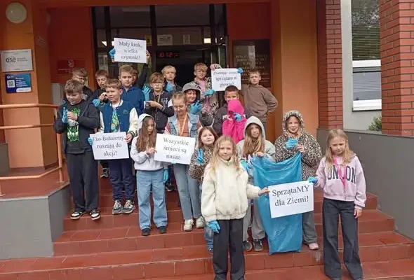 Uczniowie „trójeczki” posprzątali okolicę w akcji Sprzątanie Świata