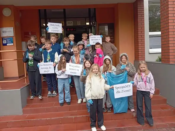 Uczniowie „trójeczki” posprzątali okolicę w akcji Sprzątanie Świata