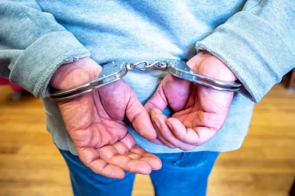 Zuchwała kradzież w Oleśnie: dwóch policjantów po służbie zatrzymało 32-latka