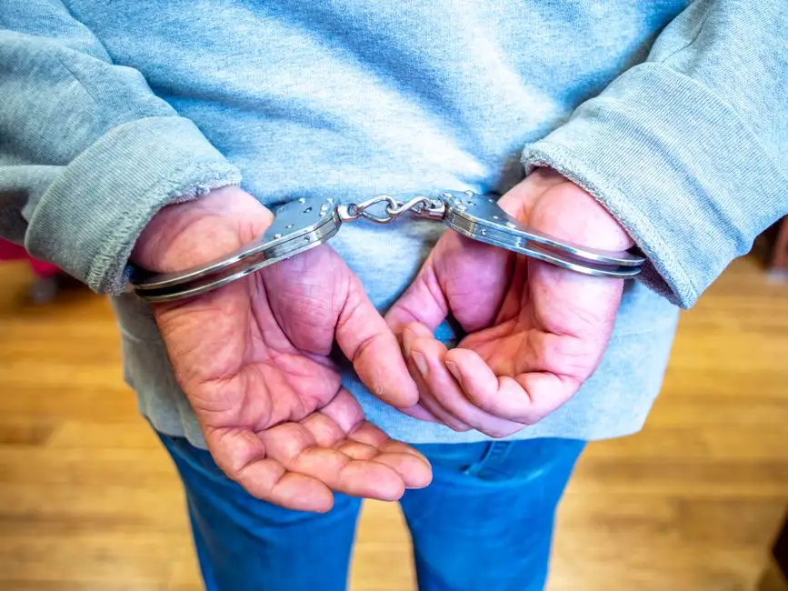 Zuchwała kradzież w Oleśnie: dwóch policjantów po służbie zatrzymało 32-latka