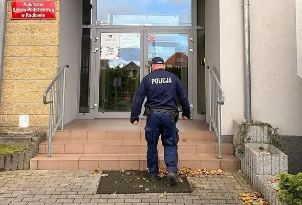 Policja pod szkołami w powiecie oleskim. Kontrole prewencyjne i spotkania z dyrektorami