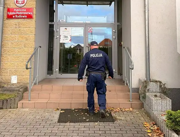 Policja pod szkołami w powiecie oleskim. Kontrole prewencyjne i spotkania z dyrektorami